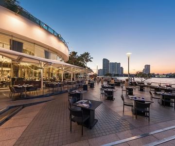 Outdoor dining in PIER 28 at Chatrium Hotel Riverside Bangkokok